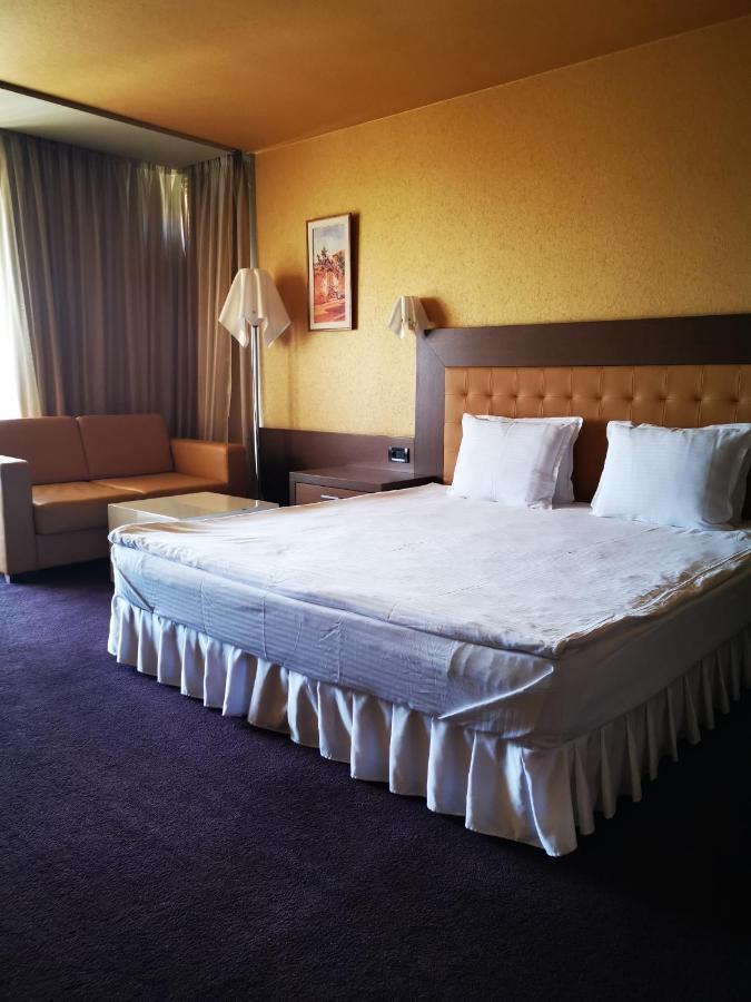 Park Hotel Romantica Свиленград Экстерьер фото